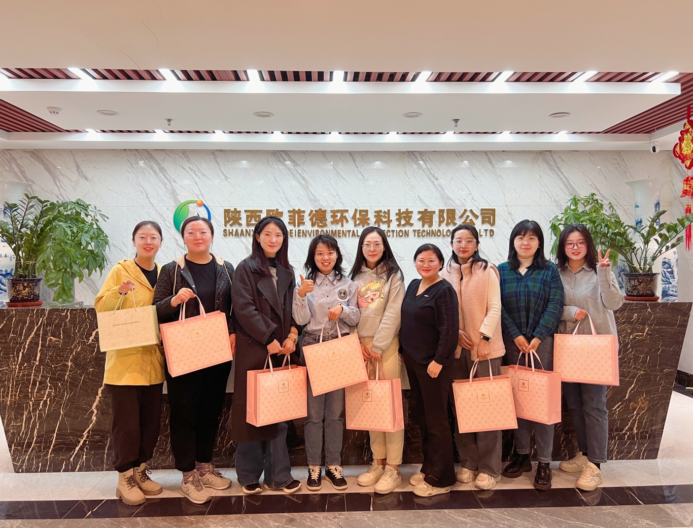 歐菲德三八婦女節(jié)合影.jpg